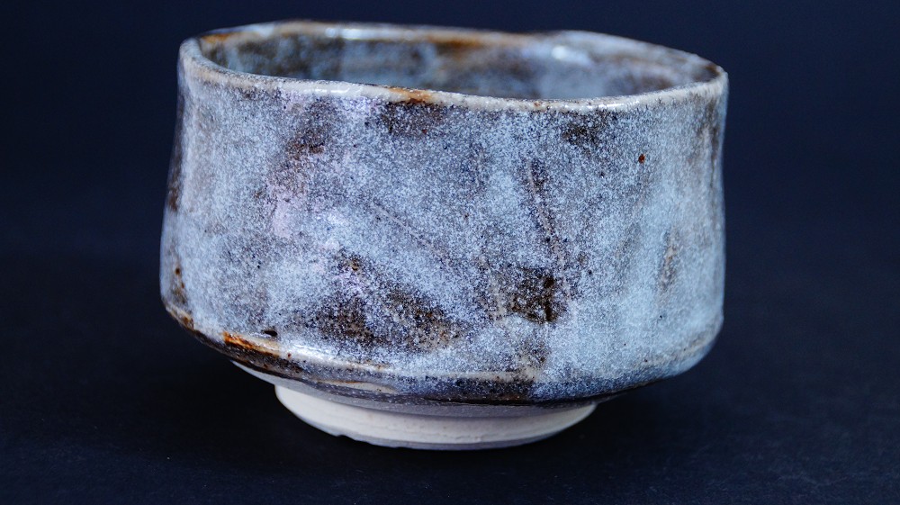 Further side view of the chawan made of Shino ware by Kazufumi Wada with irregular rim