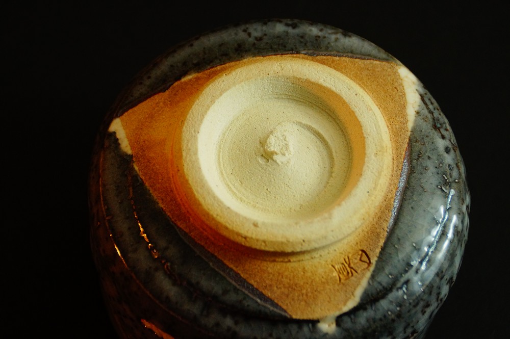Chawan Tea Bowl Made of Oribe Ware by Ito Shinzan Foot Close-Up 2