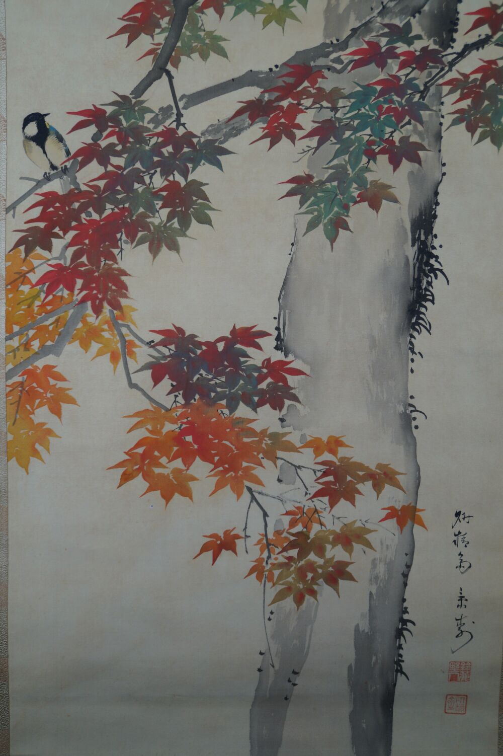 Full motif of the kakemono Birds in Autumn Maple with colorful maple leaves, bird and artist's signature, without mounting