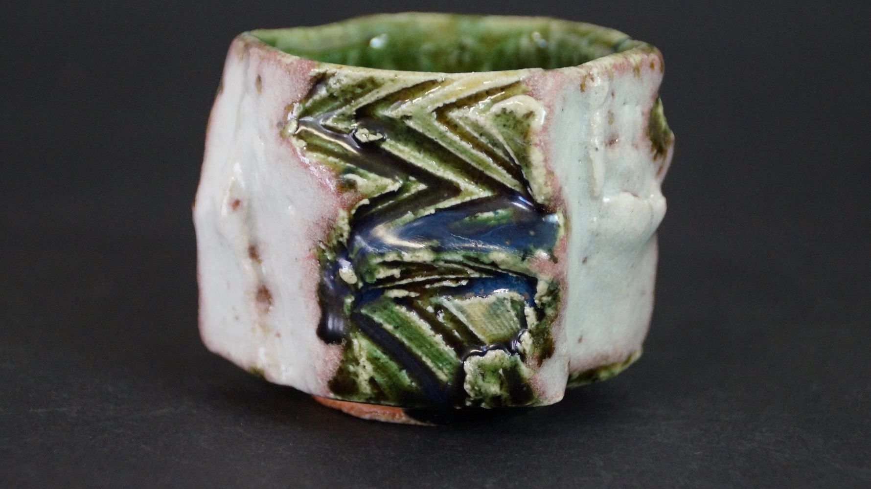 Additional view of the guinomi sake cup made of Oribe ware from the side with dark blue glaze streaks
