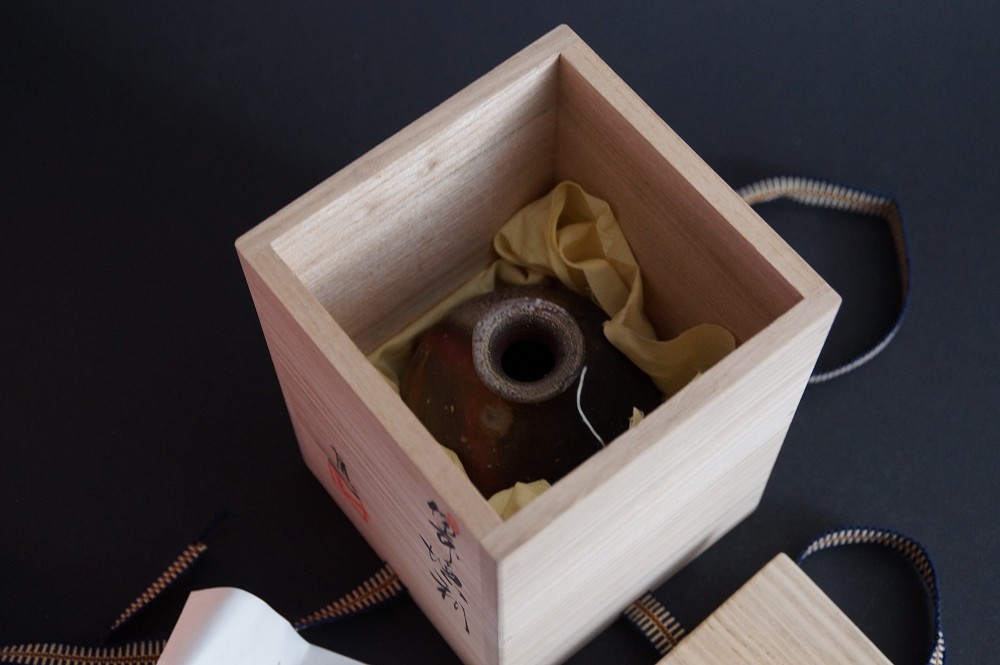 Bizen Tokkuri in Storage Box
