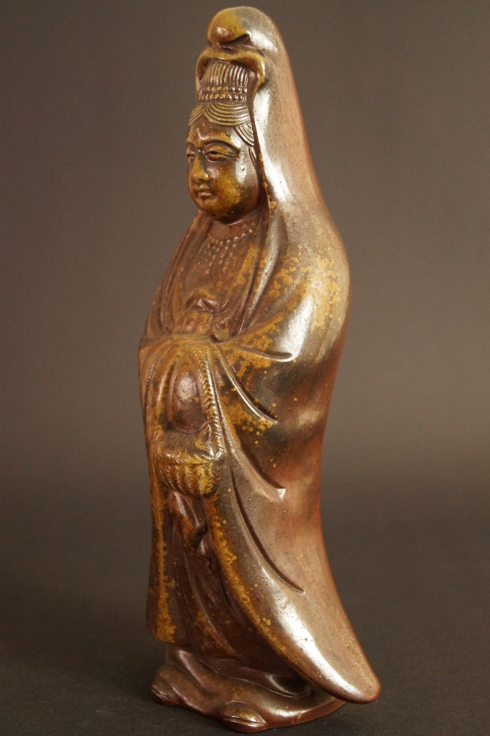 Kannon figure made of Bizen ware by Shibaoka Tsukuru side view 2