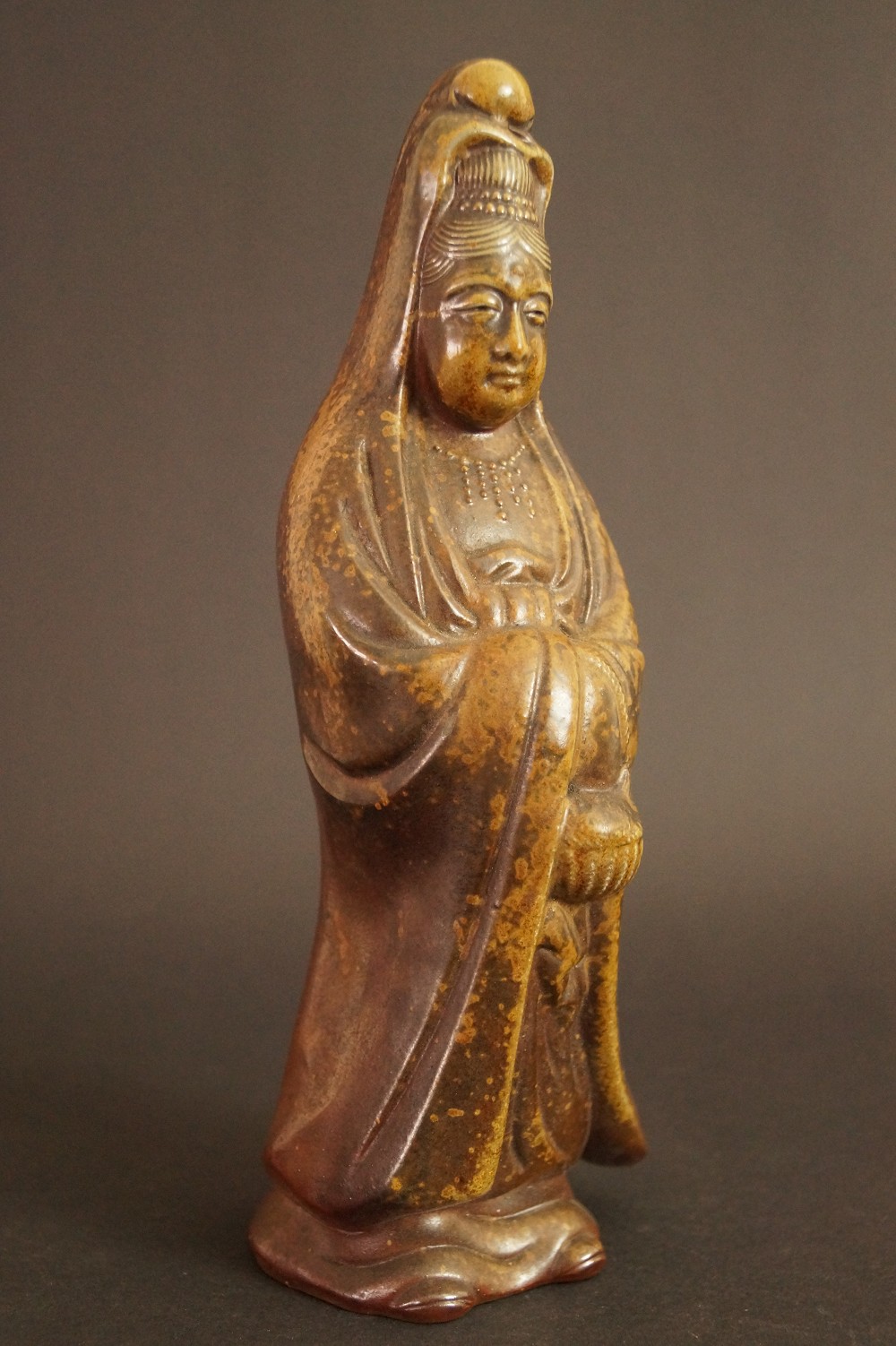 Kannon Figur aus Bizen Keramik von Shibaoka Tsukuru Seitenansicht 1
