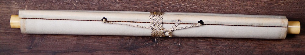 Zusammengerolltes Kakemono von Naoun mit Kordelverschnuerung