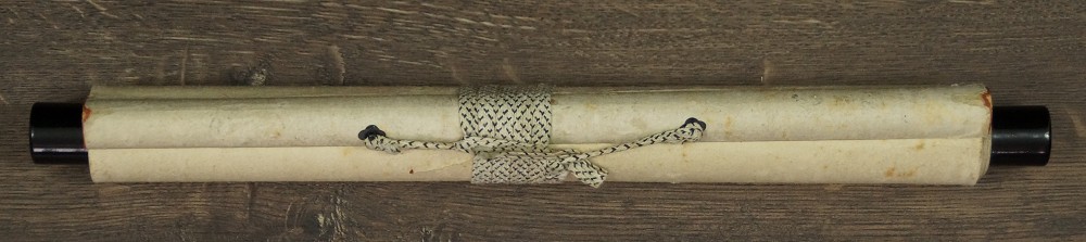 Einsame Pagode in den Bergen Kakemono zusammengerollt