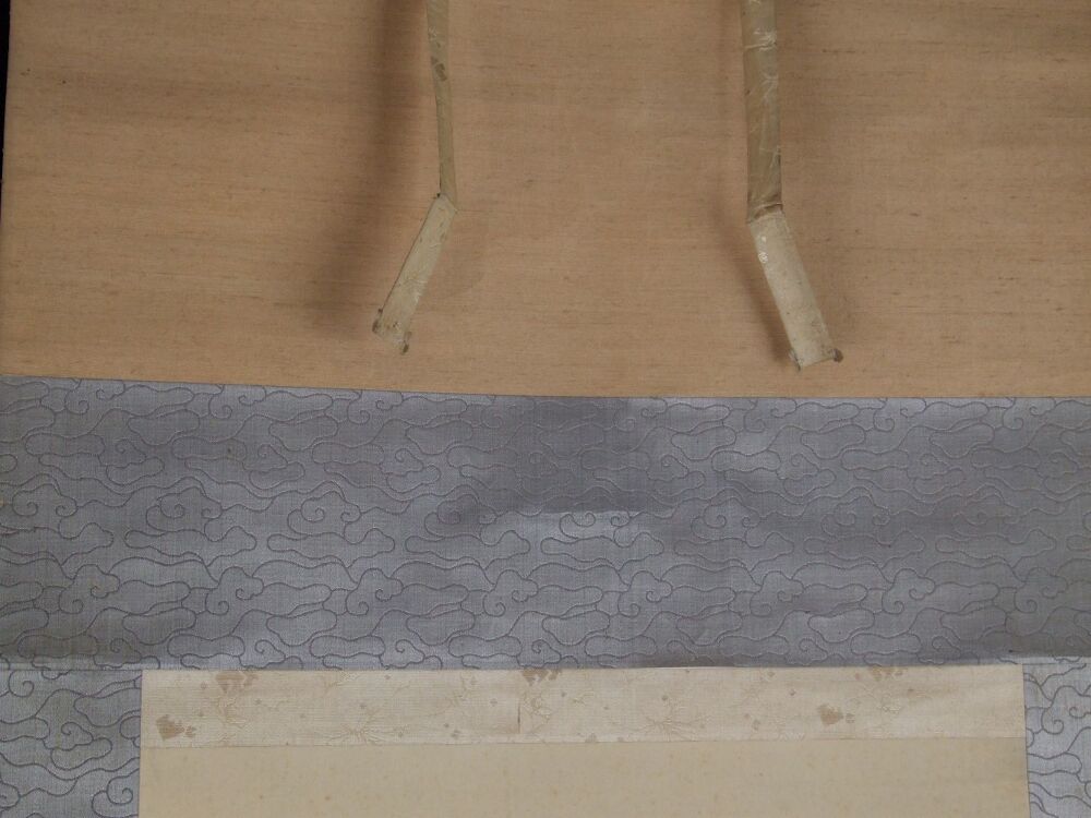 Detailansicht der Seidenmontierung mit Wolkenmuster und Aufhaengebaendern des Kakemono