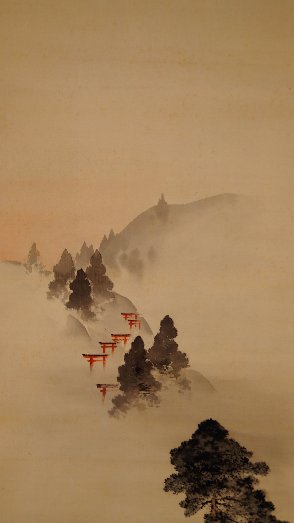 Morgendlicher Nebelpfad von Suma Taisui Torii-Motiv Nahaufnahme