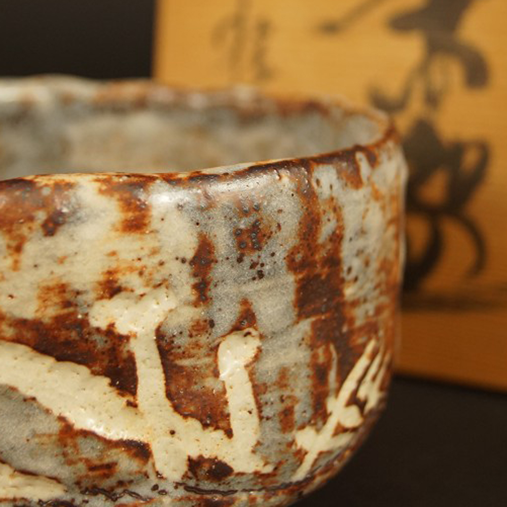Shino Tea Bowl Chawan with Storage Box Motif Close-Up Preview