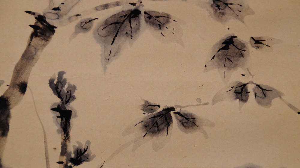 Close-up of the ink-painted leaves and branches of the kakemono by Tanaka Kakashi