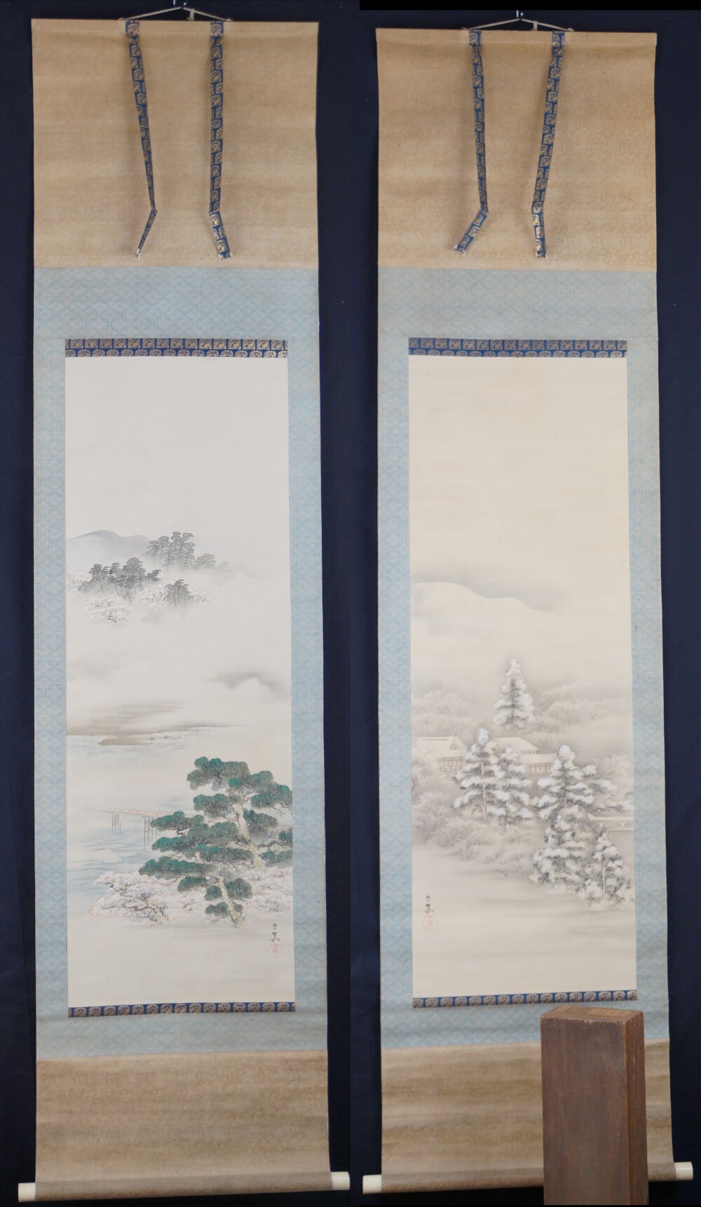 Beide Rollbilder Winter und Fruehling des 2er Sets Kakemono Ikeda Kyuka in der Gesamtansicht mit hellblauer Rautenmontierung