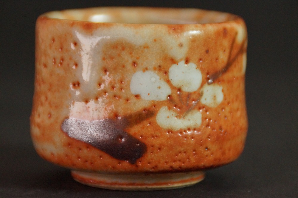 Side view of the guinomi with hand-painted plum blossom motif