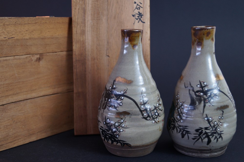 Die beiden Sake Flaschen neben der signierten Aufbewahrungsbox mit der Aufschrift Kutani-yaki