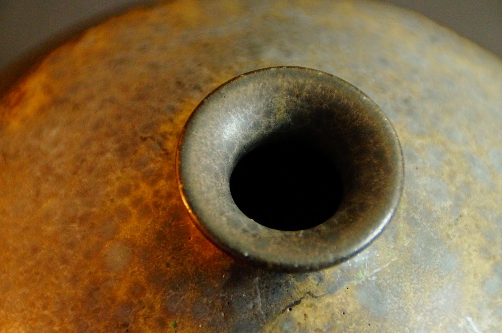 Vase made of Kasama ware by Arata Koji neck view close-up 2