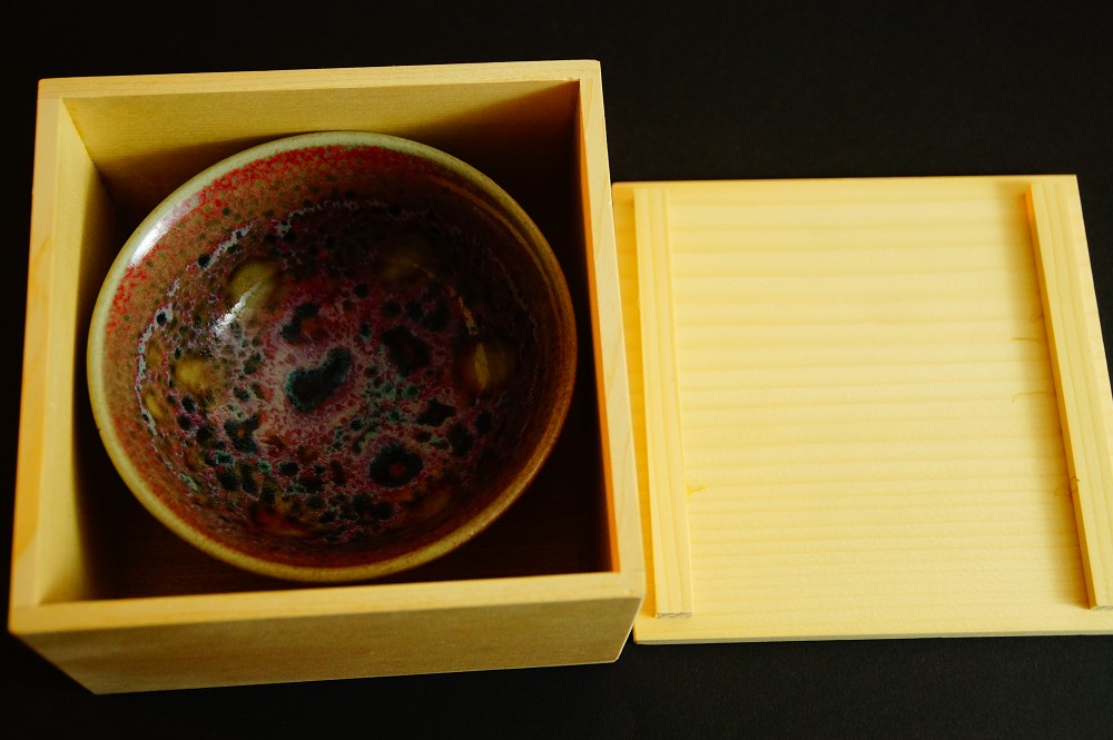 Chawan made of Kobushi ware in the opened storage box next to the lid