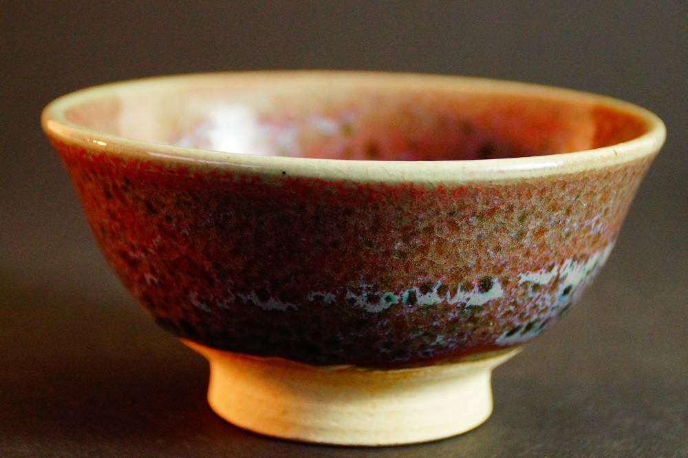Side view of the chawan with green-turquoise mottled glaze by Yamaoka Sanshu