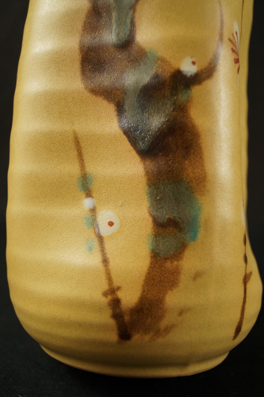 Sakura vase motif close-up 2