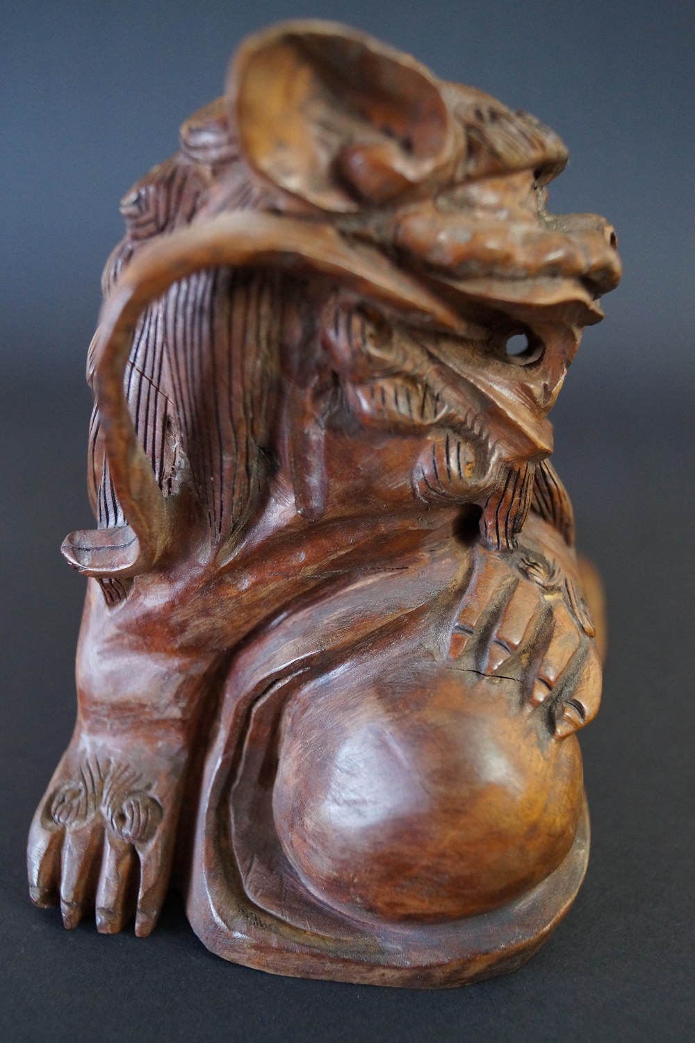 Waechterloewe Figur aus altem Hartholz Frontalansicht