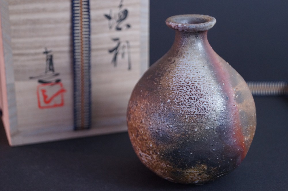 Bizen tokkuri front view with storage box