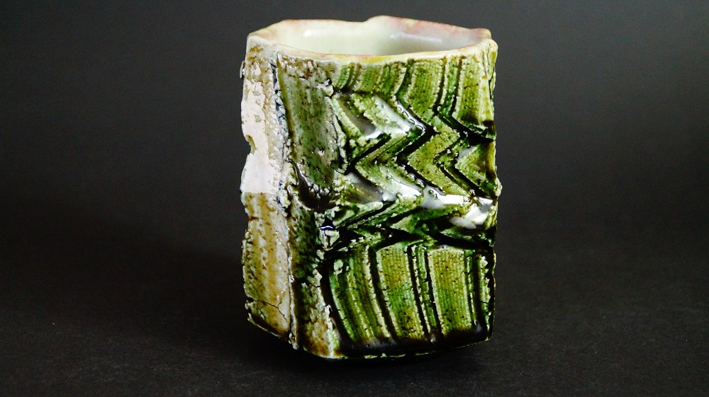 Yunomi tea bowl made of Oribe ware by Kawachi Hidetoshi side view 2