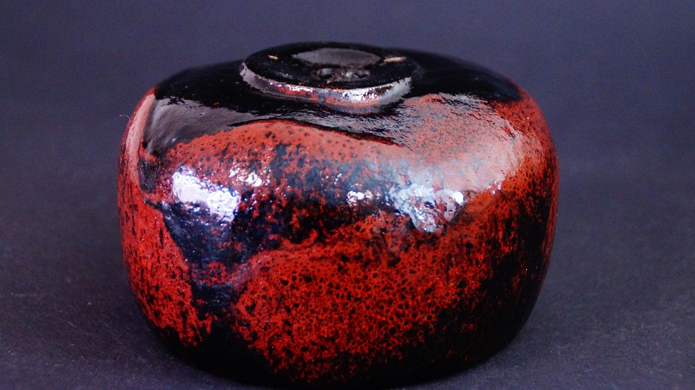 Chawan made of Kuro Raku ware glaze close-up