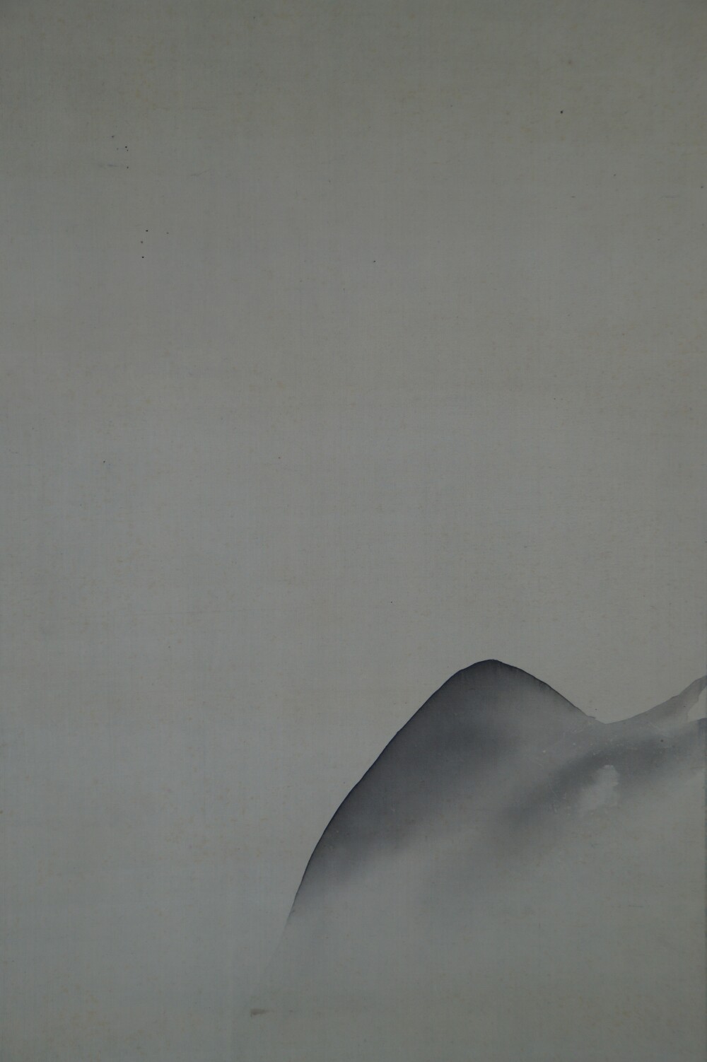 Close-up of the mist-shrouded mountain peak in the upper part of the kakemono House in the Mist on the Mountainside by Hashimoto Gaho
