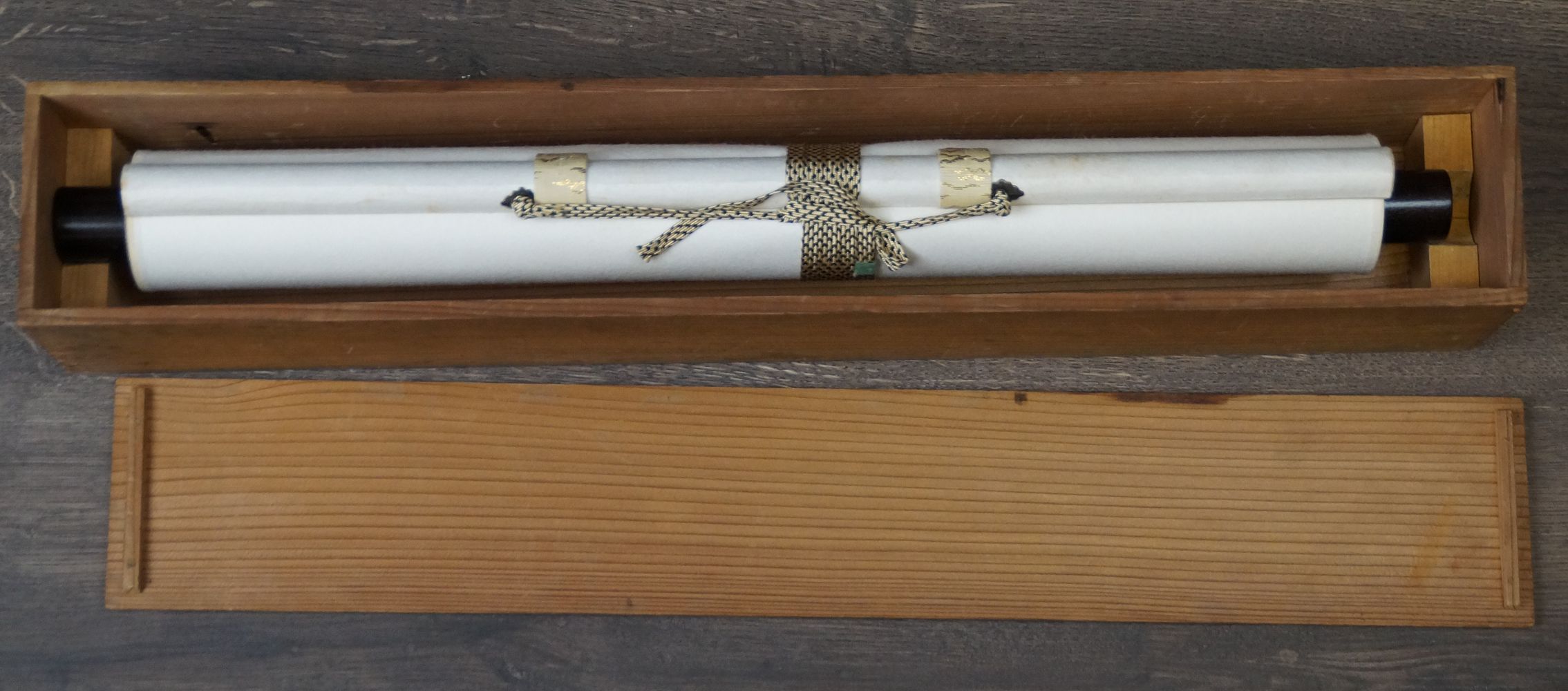 Zusammengerolltes Kakemono Zwei Voegel auf einem Baum in der geoeffneten Aufbewahrungsbox