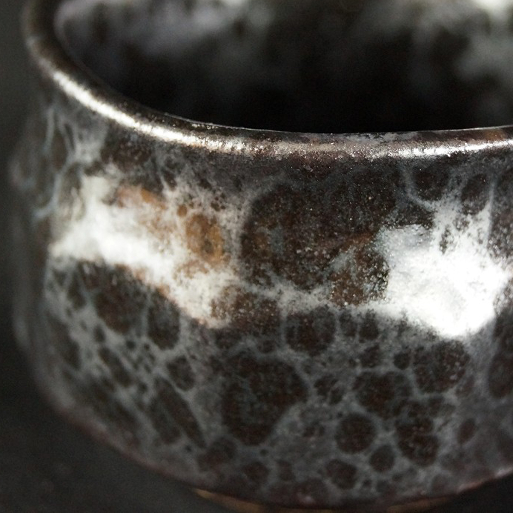 Handgetöpferte japanische Sake Schale (Guinomi) Seto Keramik von Shozan Kato