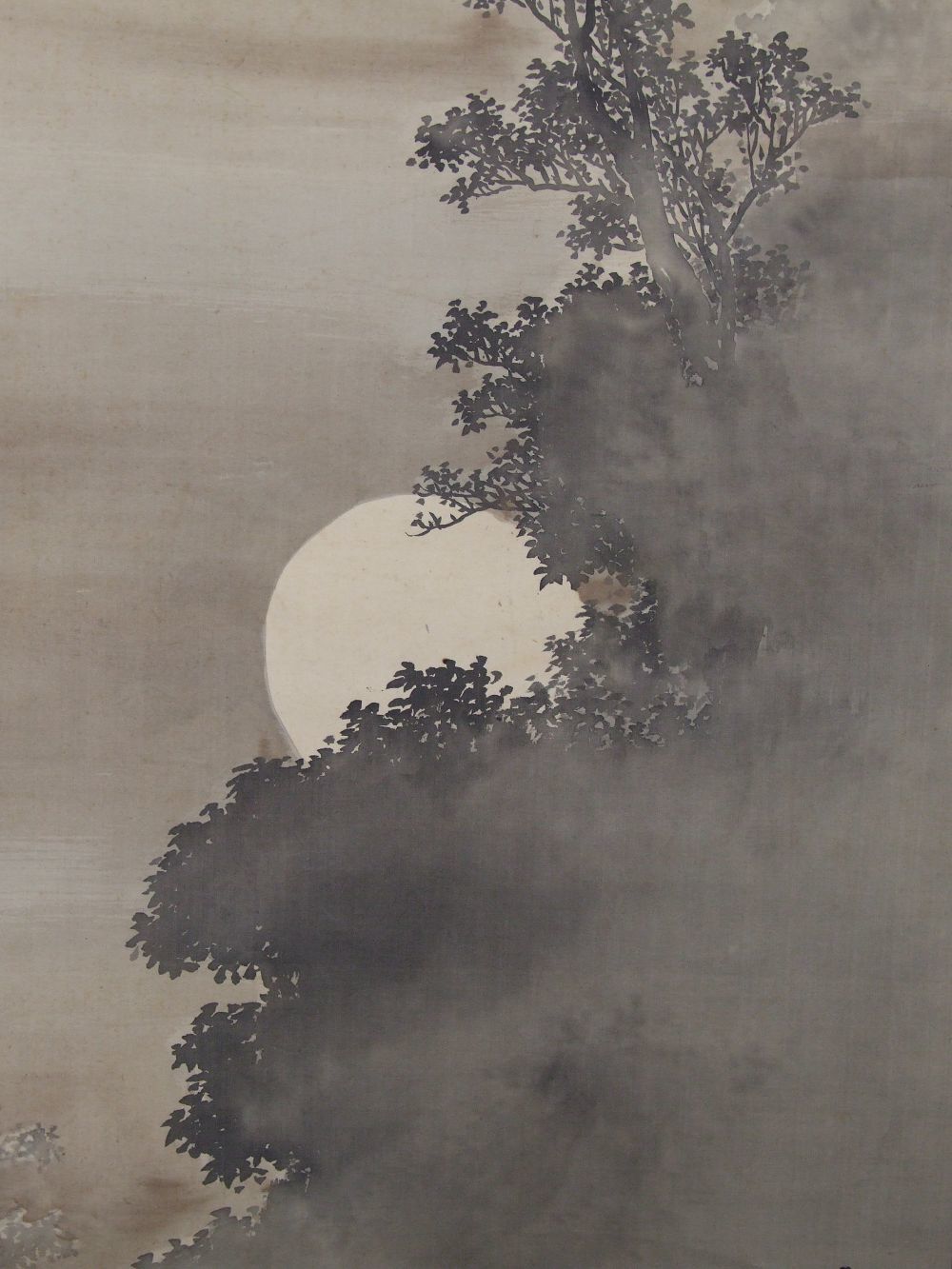 Weitere Nahaufnahme des Vollmonds und der Baumsilhouette im Kakemono Vollmond ueber nebeliger Landschaft