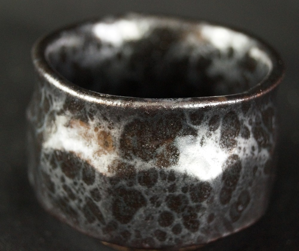 Handgetöpferte japanische Sake Schale (Guinomi) Seto Keramik von Shozan Kato