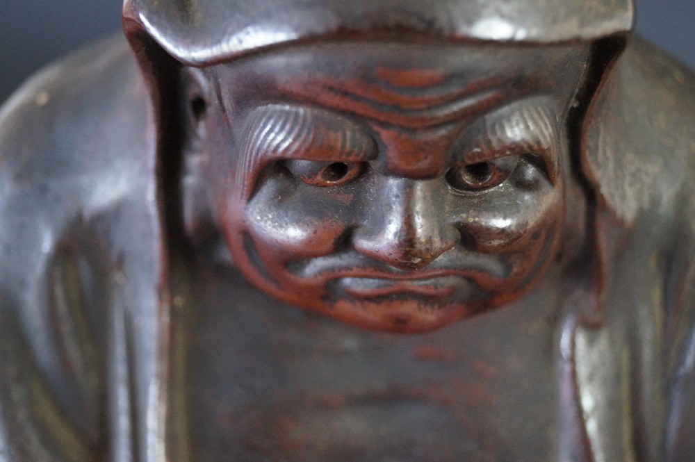 Bodhidharma Daruma Figur aus Bizen Keramik Gesicht Nahaufnahme 4