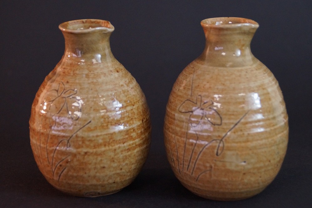 Side view of the set with iridescent glaze in beige and brown tones