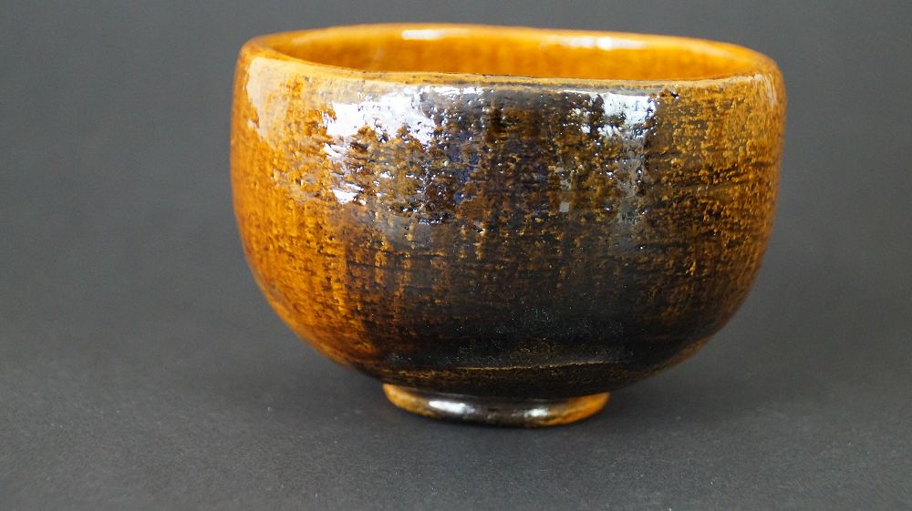 Weitere Ansicht der Chawan Teeschale aus Ohi-Keramik mit glaenzender Glasuroberflaeche