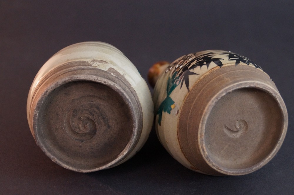 Nahaufnahme der beiden Standfuesse mit eingestempelter spiralfoermiger Toepfermarke