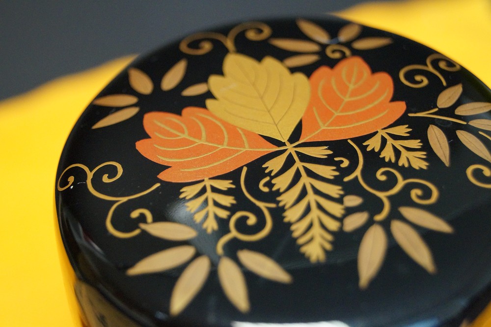 Makie Chu Natsume mit Herbstlaub-Motiv von Heian Koshun Motiv Nahaufnahme 3