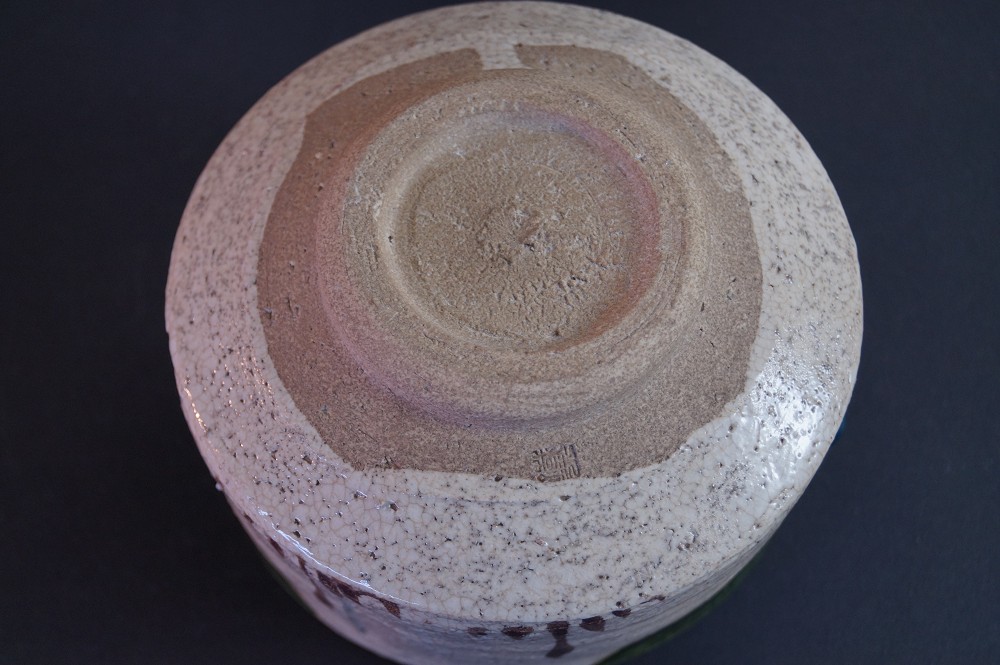 Oribe ware tea bowl chawan by Tetsuzan Matsumoto foot close-up
