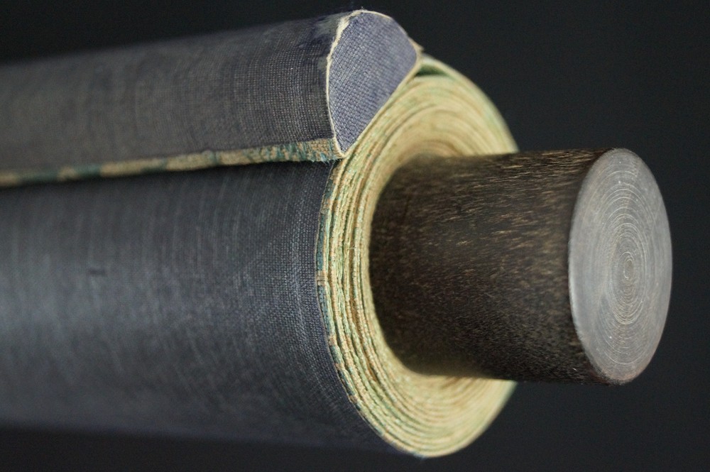 Textilrand und Holzstab Rollenende Rollendetail