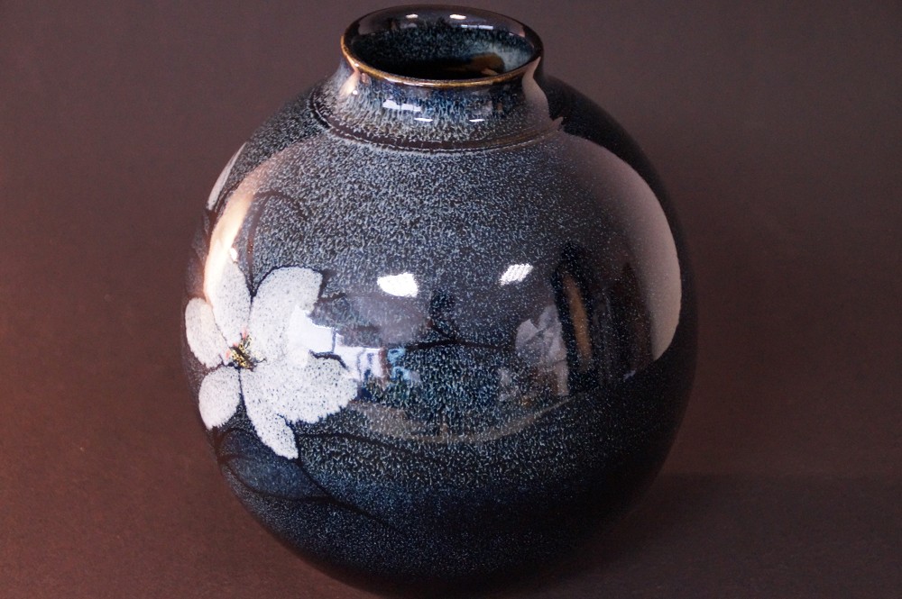 Shigaraki vase by Kaoru Ohara side view 1