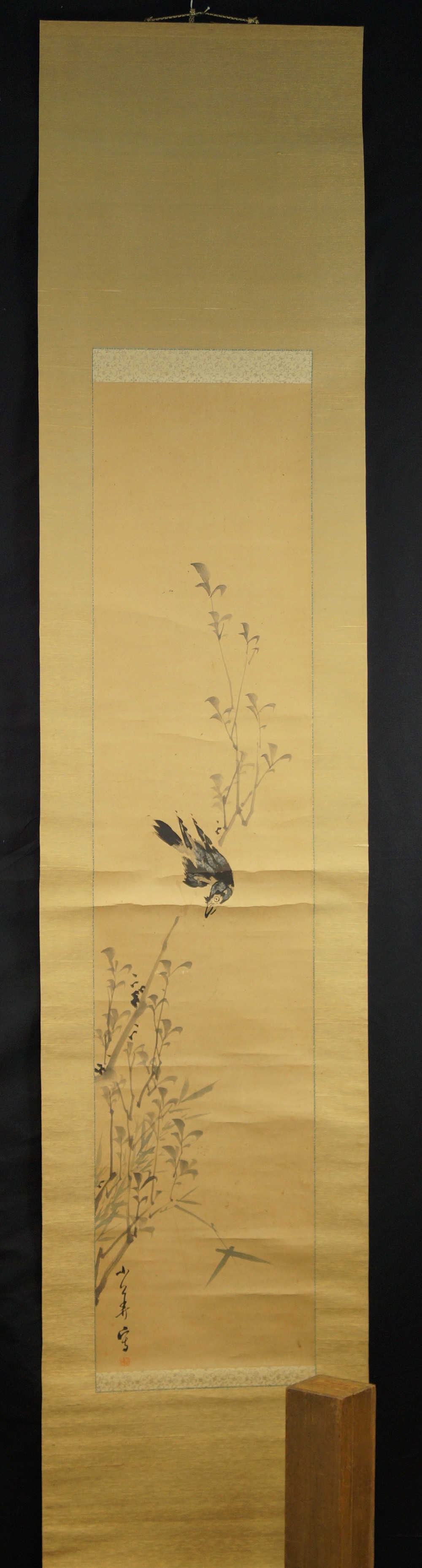 Kakemono Kraehe im Sturzflug Gesamtansicht Rollbild