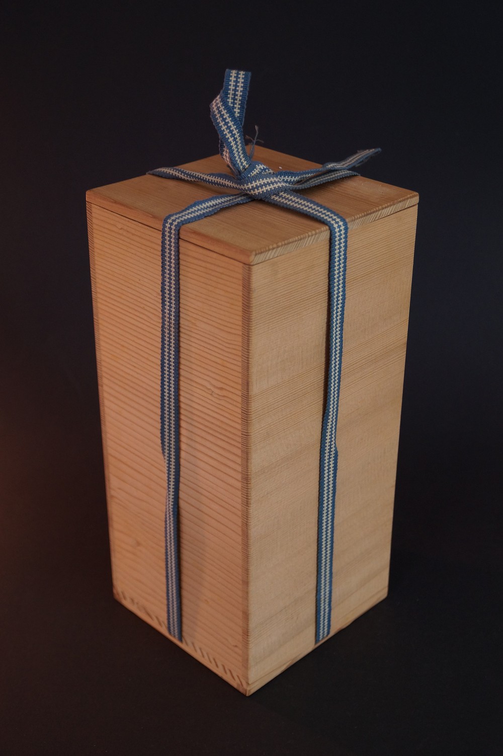 Storage box of the vase tied with blue-and-white cord