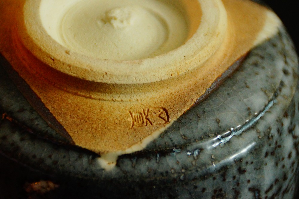 Chawan Tea Bowl Made of Oribe Ware by Ito Shinzan Base Close-Up