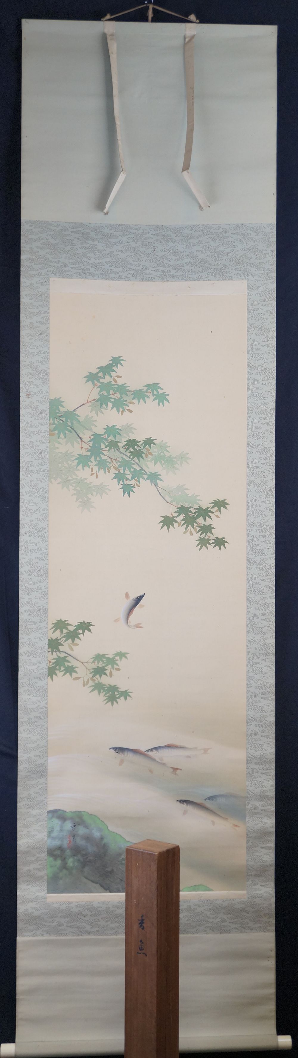 Ayu-Fische in der Stroemung als Kakemono in der Gesamtansicht mit Rollbildmontierung