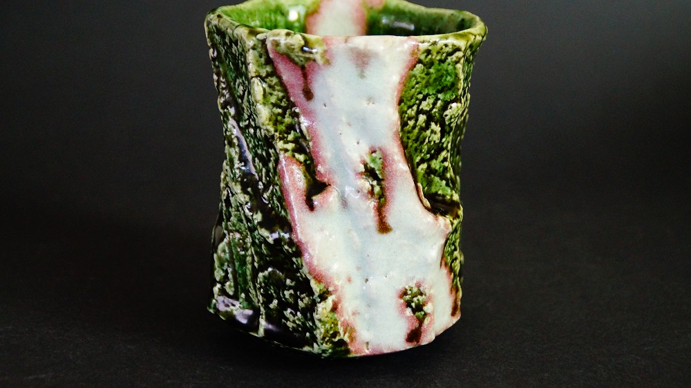 Yunomi tea bowl made of Oribe ware by Kawachi Hidetoshi side view 3