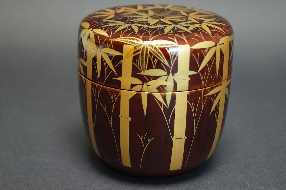 Makie O Natsume mit Bambusmotiv in Rotlack von Reiho Sasaki Frontalansicht