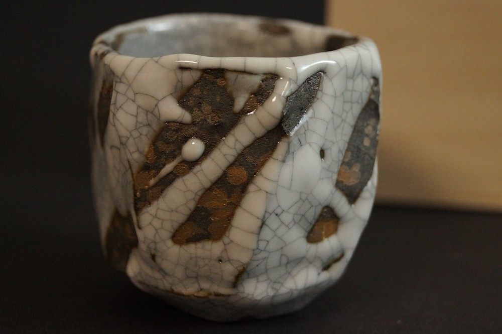Shino ware guinomi by Bunga Yamamoto front view with storage box