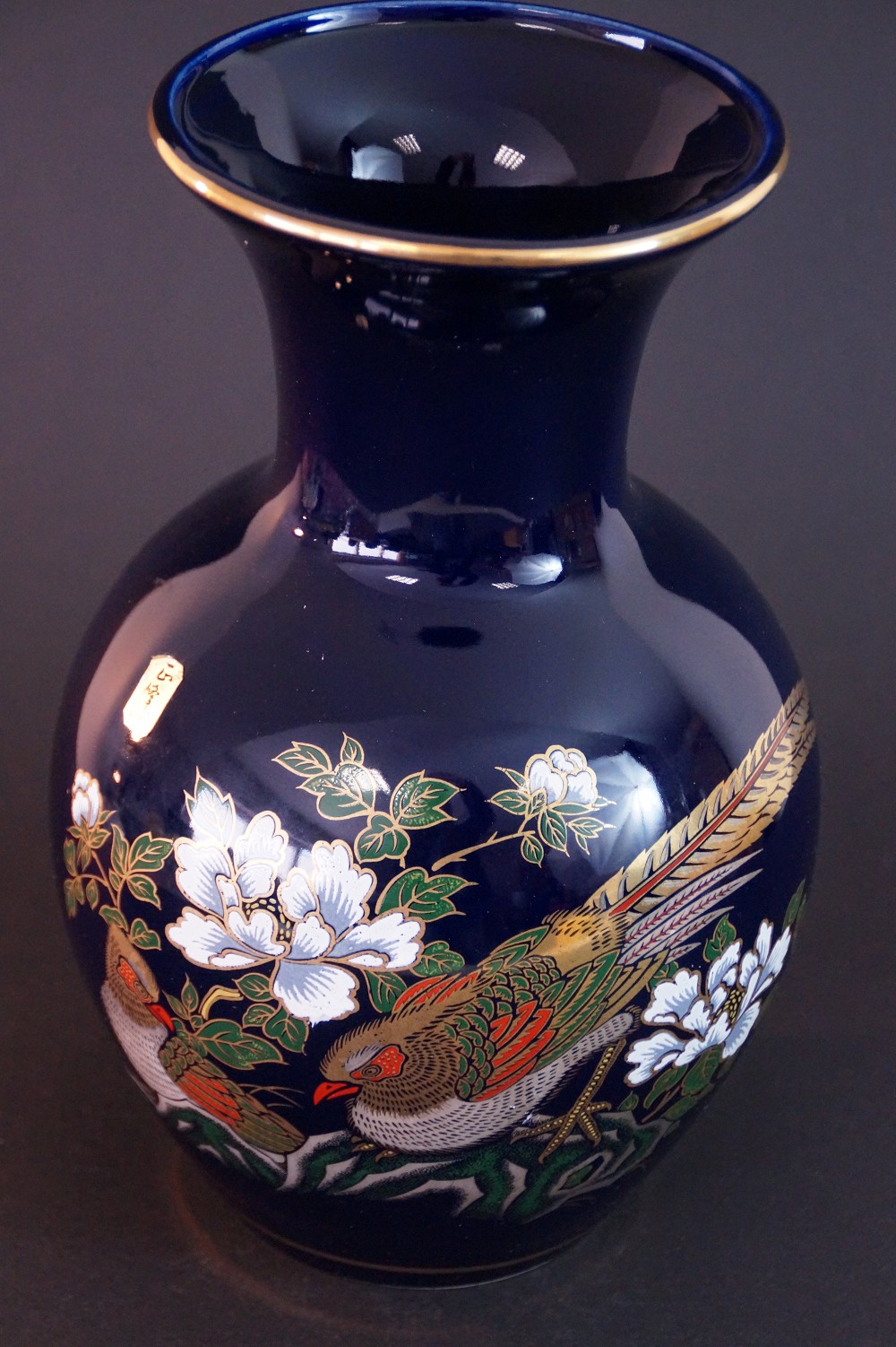 Kutani vase by Seiho neck view close-up