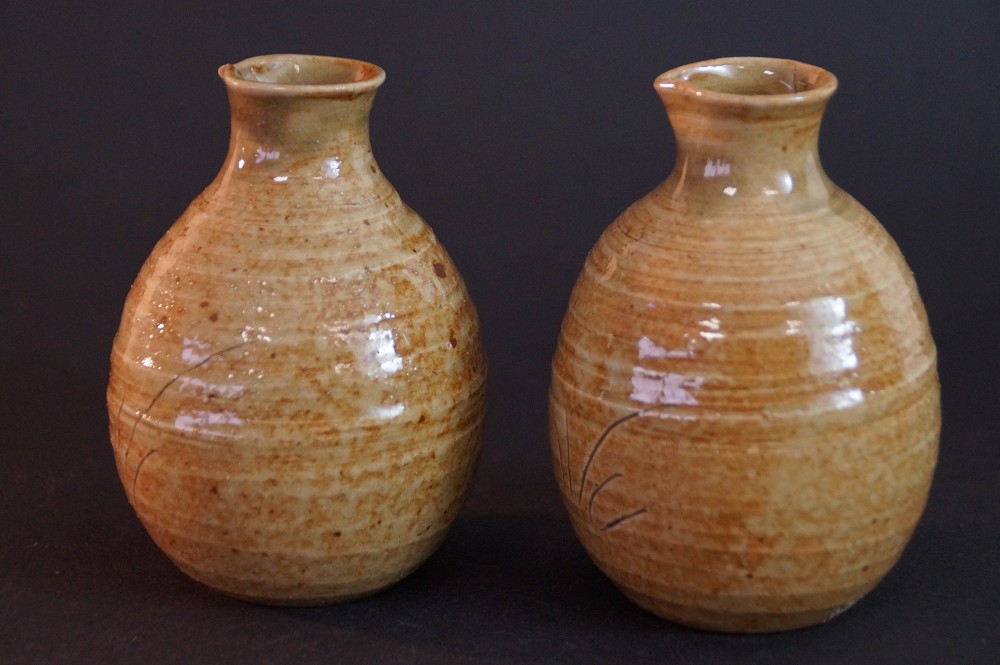 Back view of the set without visible iris motif