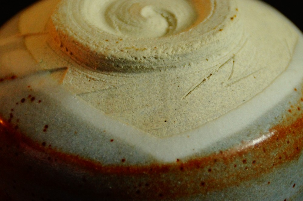 Chawan tea bowl made of Shino ware by Seizan foot close-up