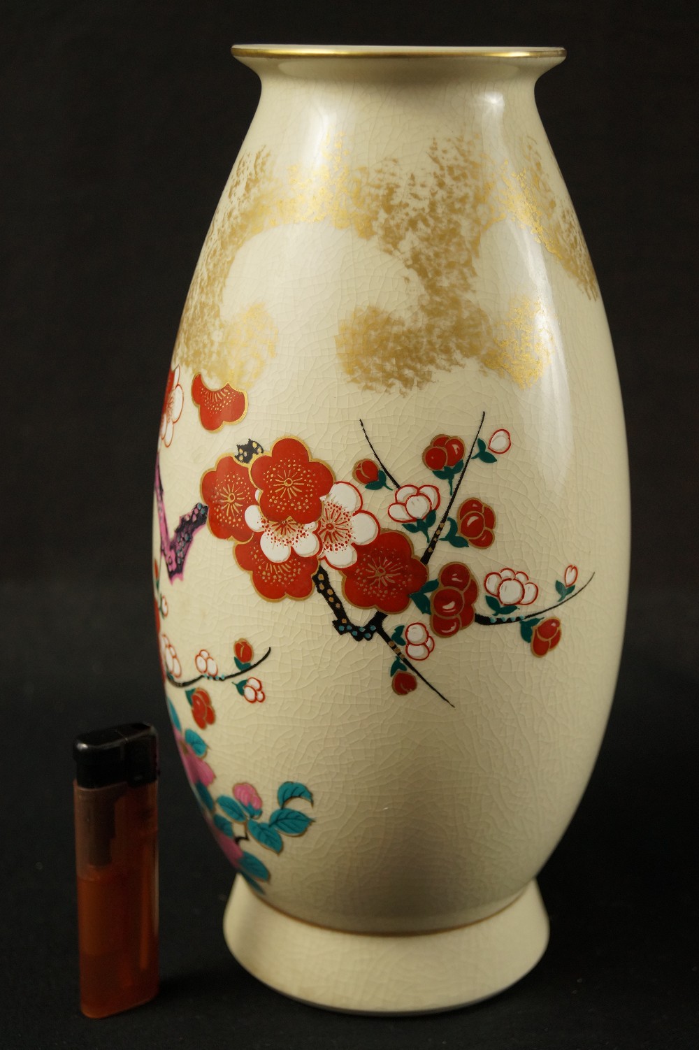 Pflaumenblüten - japanische handgearbeitete Vase aus Kutani Porzellan