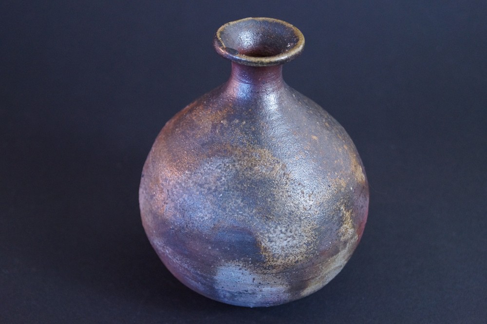 Back view of the tokkuri with predominantly blue-gray ash effect