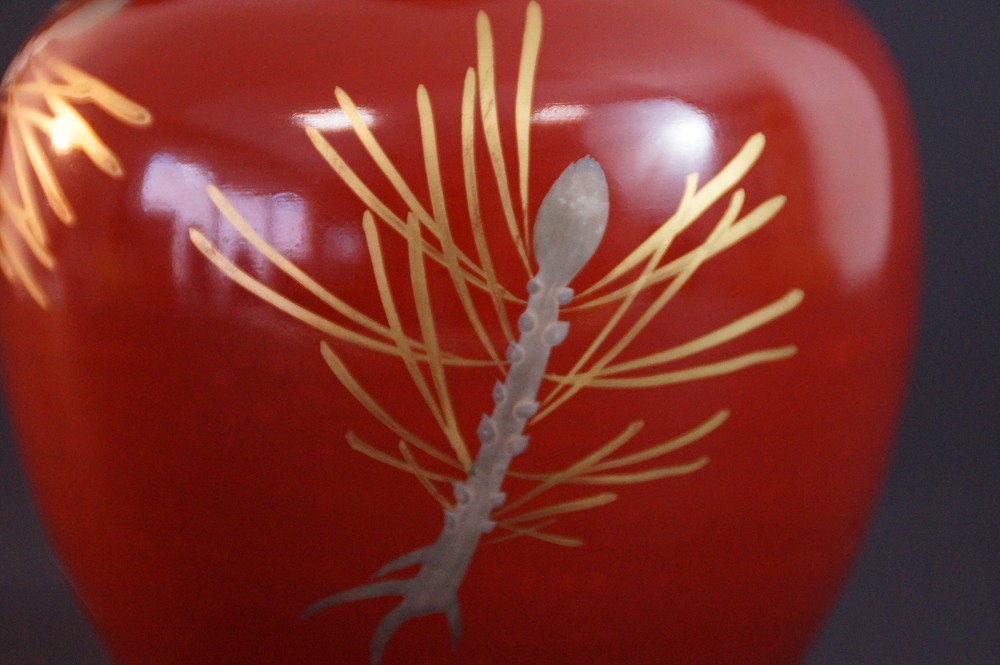 Kyo vase pine motif close-up 2